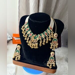 Elegant Gold and Green Necklace Set